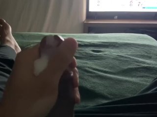 Punheta rápida na cama, gozada sútil 💦