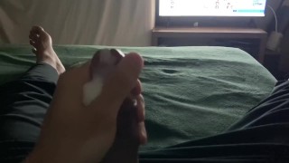 Quick handjob in bed, subtle cum 💦