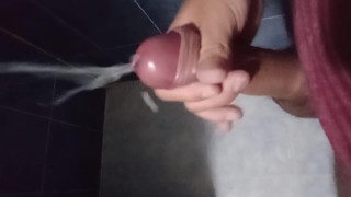 Hombre masturbándose y viniendose un montón