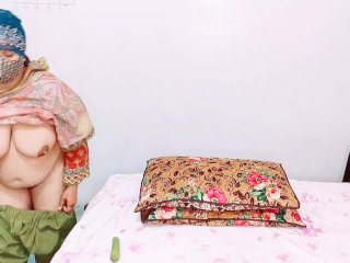 Big Boobs Aunty Showing Boobs