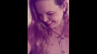 Танцую в моем маленьком платье и показываю тебе лицо от первого лица, сидя под юбкой