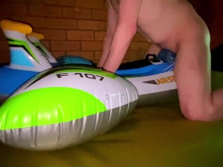 L’avion Blue Intex Air Strike Baise Sur un Lit D’eau