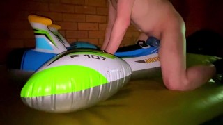 Blue Intex Air Strike avião foda em um waterbed