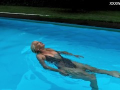 Yet Emily Ross astonishes again underwater - Screenshot 4 of 16 - Natural Tits Blonde