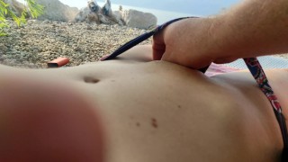 Une milf italienne m’a laissé toucher sa chatte sur une plage publique