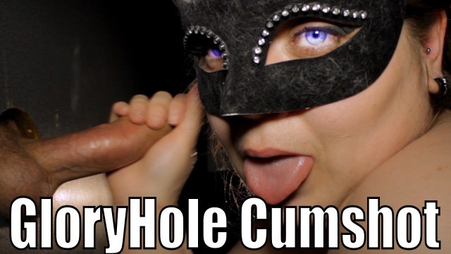 Голубоглазая девушка сосет маленький член в Gloryhole