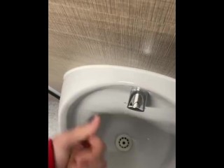 Nog Een Dag Van Cruisen in Openbare Toiletten Grote Cumshot Aan Het Einde