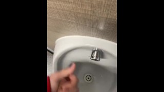 Nog een dag van cruisen in openbare toiletten grote cumshot aan het einde