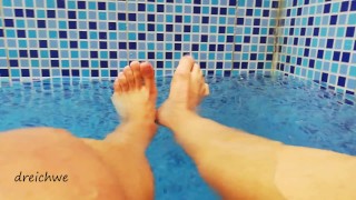 水のあるプールの足