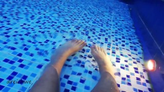 Fetiche por pés em uma grande piscina
