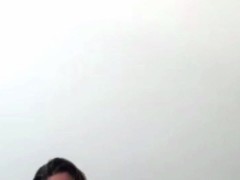 Красивая одетая кошечка мастурбирует, пока не сквиртует - Screenshot 13 of 16 - Butt
