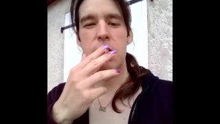 Chica trans fumando y provocando xoxox