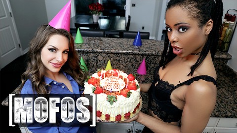 Mofos - Petite Kimmy Granger faz o aniversário de seu homem extra especial com a ajuda da Kira Noir sexy