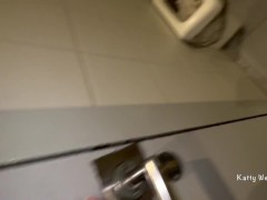 Писаю в общественном туалете с открытой дверью пока другие люди пытаются зайти внутрь - Screenshot 10 of 16 - Toilet Pee