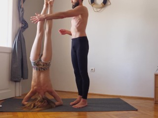 Ejercicio De Yoga De Entrenamiento Juntos Por Primera Vez