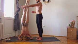 Ejercicio de yoga de entrenamiento juntos por primera vez