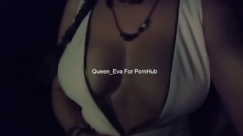 Esposa amateur se masturba en la calle frente a un fan voyeur