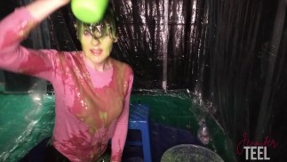 Die freche Jennifer gießt Gunge auf ihre Strumpfhose