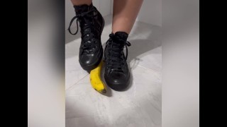 Банан, раздавленный сексуальной латиноамериканкой-подростком в черных конверсных патронах - MandySnow бесплатный клип