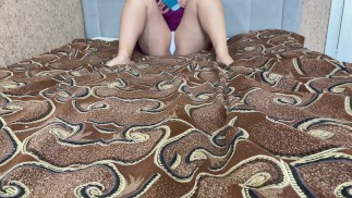 Чтение книги с раздвинутыми ногами в белых трусиках, специально для фетишистов