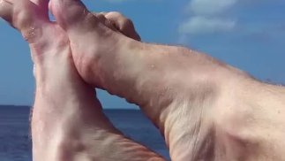hairyartist pieds fléchissant sur l’eau et la terre