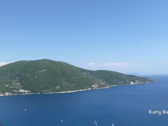 Пописала на фоне красивых гор и моря в публичном месте пока никто не видит - Screenshot 13 of 16 - Petite