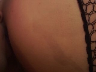 Le muevo la cola para que se caliente y me meta su polla hasta que me baña con su leche