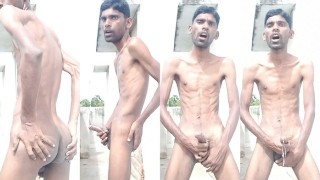 Rajesh masturbeert buiten, kreunt, spuugt op lul, toont kont, kont, spanking en klaarkomen