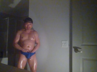 Смазанный маслом и позирующий в Speedos!