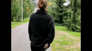 Arschblitzender Spaziergang durch das sonnige Helsinki