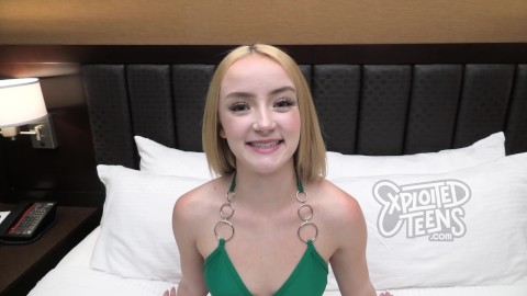 Petite 18 jaar oude studente met een PERFECTE kont maakt haar eerste porno