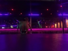 Topless blonde stripper bends and twerks for you  - Screenshot 15 of 16 - Twerk