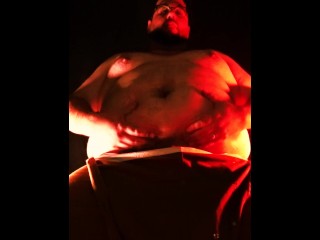 Bär Im overall Schüttelt Bauch, Stöhnt Und