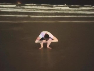 писает на общественном пляже