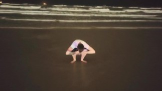 писает на общественном пляже