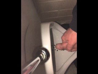 POV Masculino Solo Mírame Hacer Una Orina Rápida En un Urinario Dentro De un Baño Público