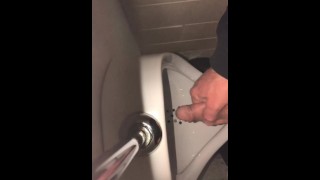 Solo mannelijke POV bekijk me snel plassen bij een urinoir in een openbare wasruimte