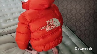 Humping Lucht matras opblaasbare PVC camping bed terwijl het dragen van overgevulde Noord gezicht naar beneden jas.