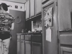 Twerking Tattooed Milf pants off dance off 