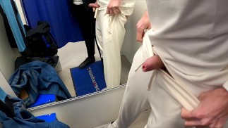 le gars a décidé de jouer avec un vibromasseur