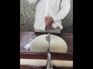 Молодой парень в рубашке мастурбирует толстый член у зеркала