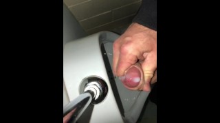 Riskante öffentliche Waschraum-Masturbation, Pissen und Abspritzen in ein Urinal