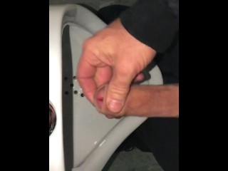 Öffentlicher Waschraum, Urinal-Masturbation, Cumming Nach Dem Pissen