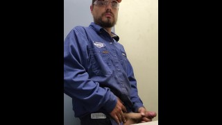 Trabajador De Cuello Azul Acaricia La Polla En El Reloj