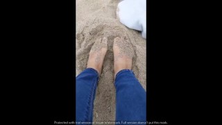 Chica amateur pies sucios en la playa