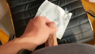 Szybka sperma na krześle komputerowym z chichotem po (#3)