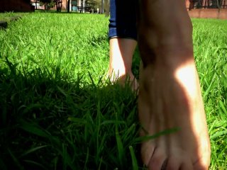 long legs, high heels, amateur milf, en el parque