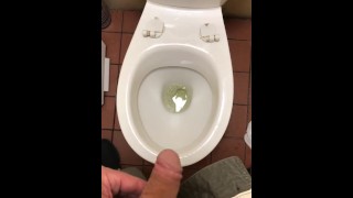 Pisse dans les toilettes