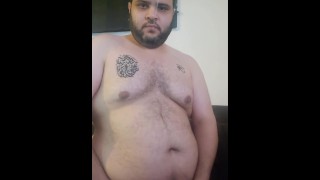 Árabe gordo frente a la computadora 