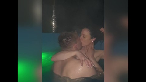 Hot esposa de cuerpo atrapada con su marido mejor amigo en la bañera de hidromasaje. 11:16 lo hace de nuevo